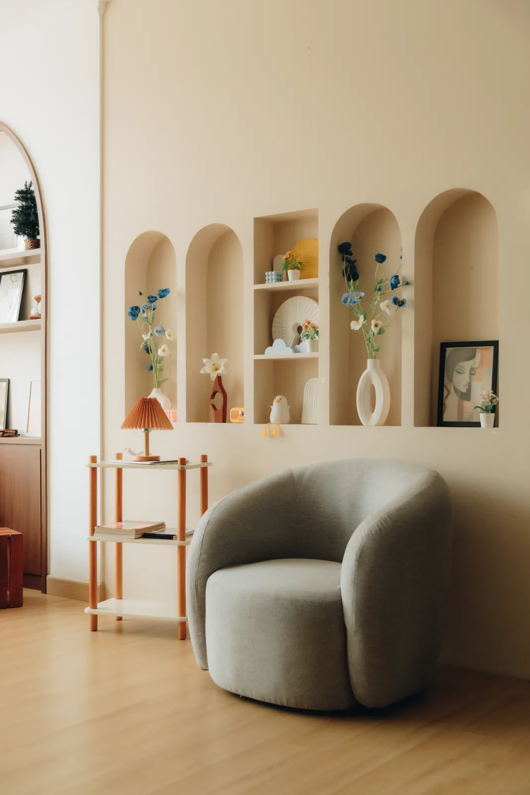 Sauropod Space: cream arch nook with a curved lounge sofa